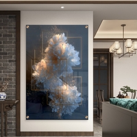 תמונת זכוכית של פרחים לבנים בתאורה זהובה עם מסגרות זהב מרחפות – NEXTGEN BY BAR