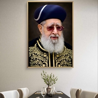 תמונת קנבס מרשימה של רב בלבוש מסורתי מעוטר ברקמות זהב, חובש כובע ייחודי וחובש משקפיים כהים – משדרת חוכמה והדר.