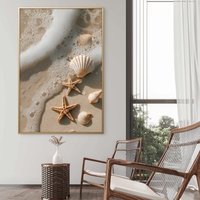 תמונת קנבס של חוף ים עם צדפים וכוכבי ים בגל קצף עדין – קולקציית NEXTGEN BY BAR