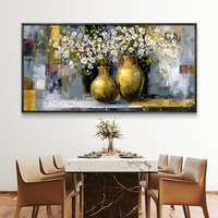תמונת קנבס Symphony in Gold – שני כדים מוזהבים מלאים בפרחים לבנים על רקע מופשט בגווני אפור וזהב