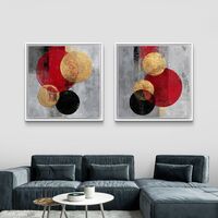 זוג תמונות קנבס מרובעות בעיצוב אבסטרקטי עם מעגלים בגווני אדום, שחור וזהב על רקע אפור, בהדפסה חלקה לעיצוב מודרני ויוקרתי.