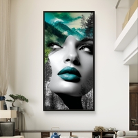 תמונה לאורך לקיר גבוה עם שפתיים טורקיז ונוף הרים ירוק.