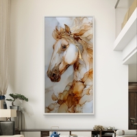 תמונת קנבס לאורך עם ראש סוס אצילי בגווני לבן, חום וזהב בעיצוב אמנותי יוקרתי