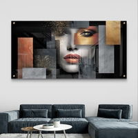 תמונת זכוכית עם דיוקן נשי מפורק בשכבות גאומטריות בגווני שחור, אפור וזהב – תכשיט לבית