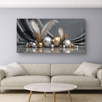 תמונת זכוכית לרוחב עם נוצות וכדורים בגווני זהב וכסף לעיצוב סלון יוקרתי
