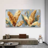 תמונת זכוכית לרוחב עם עלי בננה זהובים וטורקיז על רקע אפור-כחלחל בעיצוב מודרני יוקרתי