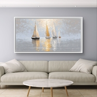 תמונת קנבס לרוחב עם סירות מפרש על ים שקט בגווני זהב, שמנת ואפור עם השתקפות עדינה במים