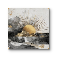 תמונת זכוכית מרובעת עם שמש זהובה וקרניים זוהרות מעל עננים כהים, בהדפסה חלקה וללא תבליט