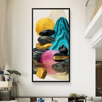 קנבס אנכי יוקרתי עם אלמנטים גאומטריים ואפקט שיש.