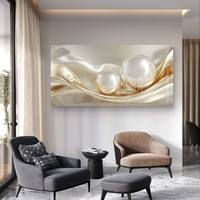 תמונת זכוכית לרוחב עם גלים מבריקים בגווני שמנת וזהב ושתי בועות זכוכית בעיצוב יוקרתי ומודרני