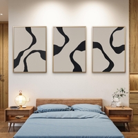 שלישיית תמונות קנבס בעיצוב אבסטרקטי בגווני בז' ושחור, הדפסה חלקה, קולקציית NEXTGEN BY BAR מבית תכשיט לבית.