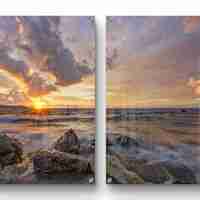 זוג תמונות זכוכית עם שקיעה מעל הים, סלעים וגלים בתנועה עדינה בעיצוב רגוע ואלגנטי לקיר הבית
