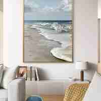 תמונת קנבס נשימת האוקיינוס – נוף ים רגוע עם גלים לבנים וחוף חול בהיר, בעיצוב יוקרתי מתוך קולקציית NEXTGEN BY BAR של תכשיט לבית.