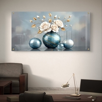 הדפסה על זכוכית של אגרטל תכלת עם פרחים לבנים וכדורים דקורטיביים מבריקים