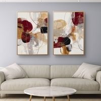 סט תמונות קנבס זוגיות אבסטרקטיות בגווני בורדו, זהב ושמנת עם קווים דינמיים ועיצוב מודרני