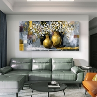 תמונת קנבס Symphony in Gold – שני כדים מוזהבים מלאים בפרחים לבנים על רקע מופשט בגווני אפור וזהב