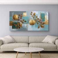 תמונת קנבס לרוחב בעיצוב אבסטרקטי בגווני תכלת וזהב עם אלמנטים גיאומטריים ועלים דקורטיביים לסלון