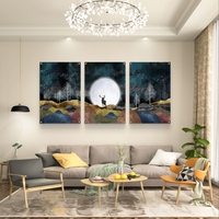 שלישיית תמונות זכוכית עם ירח מלא ואייל בנוף טבעי בגווני כחול וזהב, בעיצוב יוקרתי ומרגיע לסלון