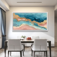 תמונת קנבס לרוחב בעיצוב אבסטרקטי עם זרימה בגווני תכלת, ורוד וקווים זהובים