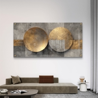 תמונת זכוכית לרוחב עם שני עיגולים מוזהבים מעל רקע אפור גאומטרי – תכשיט לבית