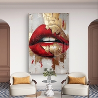 תמונת זכוכית עם שפתיים אדומות ונגיעות זהב בעיצוב מודרני, נועז ויוקרתי לקיר הבית