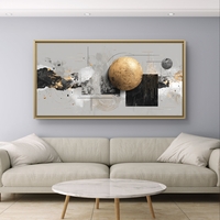 תמונת קנבס לרוחב בסגנון אבסטרקטי עם כדור זהב מרכזי וגווני שחור, אפור ולבן לעיצוב סלון מודרני ויוקרתי