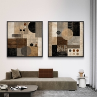 זוג תמונות קנבס מרובעות עם עיצוב גאומטרי בגווני שחור, חום ושמנת, בהדפסה חלקה ללא תבליט מקולקציית תכשיט לבית.