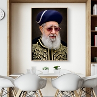 תמונת קנבס אומנותית של הרב עובדיה יוסף, עם מבט מלא חוכמה ויראת שמיים, בלבוש מסורתי מעוטר בזהב. תמונה מרהיבה המכניסה קדושה, תורה וברכה לכל בית וחלל יהודי.
