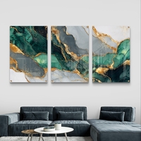 שלישיית תמונות זכוכית אבסטרקטיות בגווני ירוק, טורקיז וזהב עם מראה מינרלי יוקרתי
