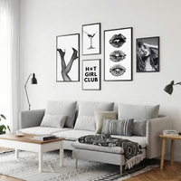 סט קנבס של חמש תמונות שחור לבן עם אייקונים של אופנה, נשיות וטקסט גרפי בעיצוב מודרני