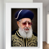 תמונת קנבס מרשימה של רב בלבוש מסורתי מעוטר ברקמות זהב, חובש כובע ייחודי וחובש משקפיים כהים – משדרת חוכמה והדר.