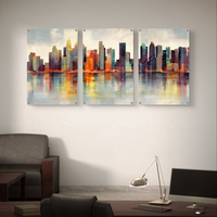 שלישיית תמונות זכוכית עם קו רקיע עירוני אבסטרקטי והשתקפות במים בגווני טורקיז וכתום