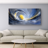 תמונת זכוכית לרוחב אבסטרקטית בגווני כחול וזהב עם ליבה זוהרת לעיצוב סלון מודרני