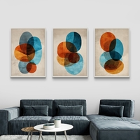 סט של שלוש תמונות קנבס אבסטרקטיות עם צורות עגולות בגווני כחול, כתום וחום על רקע בהיר, בעיצוב מודרני ואלגנטי לסלון.