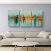 סט שלישייה של תמונות זכוכית אבסטרקטיות עם קו־רקיע עירוני בגווני תכלת וזהב והשתקפות מים