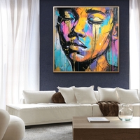 תמונת קיר פופ-ארט צבעונית עם דיוקן ואפקטי צבע וטקסטורה חזקה לסלון