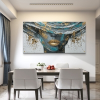 תמונת זכוכית לרוחב עם דיוקן אישה אומנותי בגווני טורקיז וזהב לעיצוב סלון יוקרתי