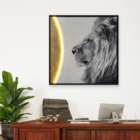 תמונת LED אריה מונוכרומטי עם אלמנט זהב – הדפס משודרג עם מריחות צבע, מופעלת על סוללות עם שלט רחוק מידה 83*83 ס
