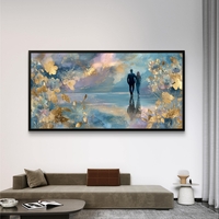 תמונת קנבס רומנטית של זוג הולך על שפת מים עם פרחים מוזהבים ברקע חלומי