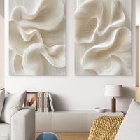 זוג תמונות קנבס בגווני בז' ולבן, בעיצוב מופשט של גלים רכים ותנועה טבעית, הדפסה חלקה ואיכותית מבית תכשיט לבית – NEXTGEN BY BAR.