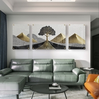 תמונת זכוכית מחולקת טריפטיכון עם עץ מוזהב ופסגות זהב על רקע קווים שחורים – תכשיט לבית