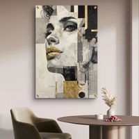 תמונת זכוכית בהדפסה חלקה של דיוקן נשי מודרני בגווני שחור, אפור ולבן עם נגיעות זהב יוקרתיות.