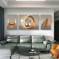 תמונת זכוכית מחולקת עם עיצוב גיאומטרי בגווני זהב ונחושת ומוטיב אור מרכזי