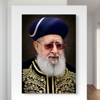 תמונת קנבס מרשימה של רב בלבוש מסורתי מעוטר ברקמות זהב, חובש כובע ייחודי וחובש משקפיים כהים – משדרת חוכמה והדר.