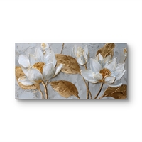 תמונת קנבס לרוחב עם פרחי לוטוס לבנים ועלים מוזהבים בעיצוב אלגנטי ורגוע לסלון