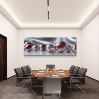 תמונת זכוכית פנורמית עם כדורים מבריקים בגווני כסף ואדום בעיצוב מודרני ויוקרתי