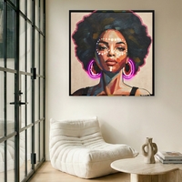 תמונת LED פורטרט אישה עם עגילי ניאון – הדפס משודרג עם מריחות צבע, מופעלת על סוללות עם שלט רחוק מידה 83*83 ס