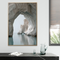 תמונת קנבס שער הסלעים – קשת סלעים מעל ים רגוע בגווני טורקיז, מתוך קולקציית NEXTGEN BY BAR של תכשיט לבית, בעיצוב טבעי ואלגנטי.