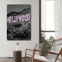 תמונת זכוכית של שלט HOLLYWOOD בגווני שחור־לבן עם אותיות ורודות מנצנצות, מתוך קולקציית NEXTGEN BY BAR של תכשיט לבית.