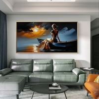 תמונת קנבס של אישה יושבת בסירה מול שקיעה זהובה, בהדפסה חלקה ללא תבליט, מקולקציית תכשיט לבית.